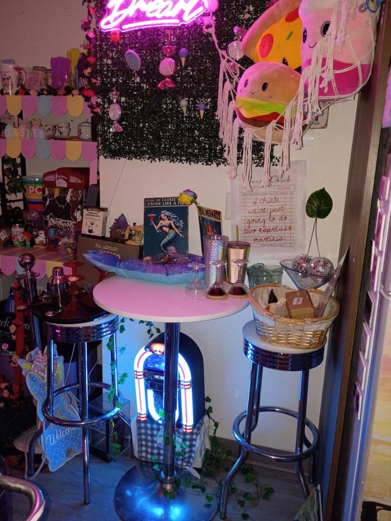 RETRO TABLE SET OFF TABLE WITH RETRO STOOLS