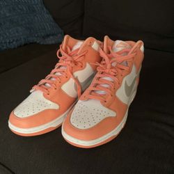 Nike Dunk High "Salmon" women's https://offerup.com/redirect/?o=c25lYWtlcnMuTmlrZQ== Air Jordan 1 Retro High OG "Gorge Green" sneaker.