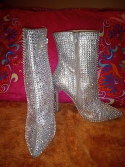 Subvención destacar Fructífero Steve Madden Wifey Rhinestone Boots , Mint condition-"8"Gently used for  Sale in Seattle, WA - OfferUp