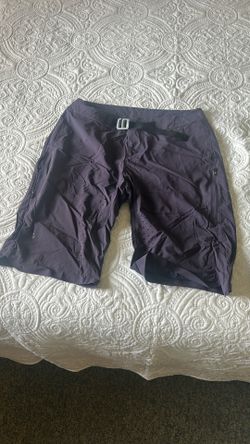 women’s Pearl Izumi outer shell mountain bike shorts.
