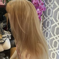 Blond Wig In Sandbridge