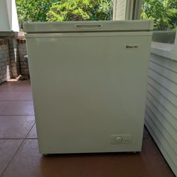 Magic Chef Chest Freezer - 5.5 Cu. Ft.