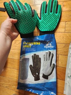 Delomo Pet Grooming and Massaging Gloves