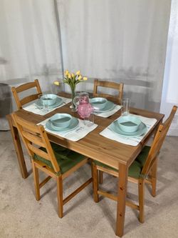 Compact IKEA Kitchen Dining Table & 4 Chairs LIKE NEW! PERFECT FOR APARTMENT