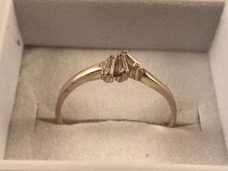 10k solid gold diamond ring size: 6 1/2