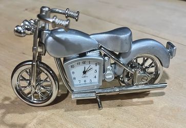 Mini Quartz Motorcycle Desk Clock. Works, batteries included