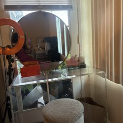 Moving sale: Vanity table + mirror + ring light