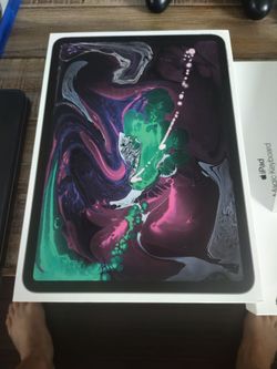 Apple iPad Pro 11in First Gen (MTXT2LL/A), Magic Keyboard, and Apple Pencil 2nd gen
