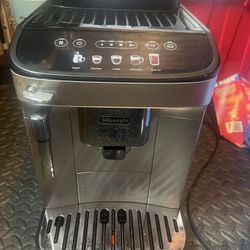 De'Longhi Magnifica Evo Automatic Espresso & Coffee Machine with Manual Milk Frother 