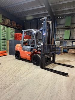 2013 Toyota 8,000 lbs capacity forklift