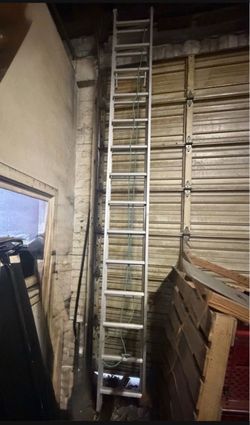 Aluminum Ladder, Extension 32 ft. Excellent Condition