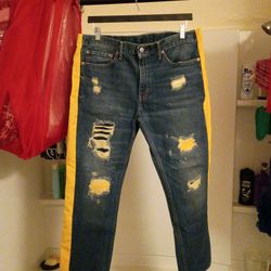 Lower Price On My One Of a Kind Levi Jeans Sz 36x30 Pickup Only!!They Fit a Little Bigger Than a 36 In The Waist..