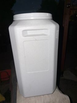 Pet food container