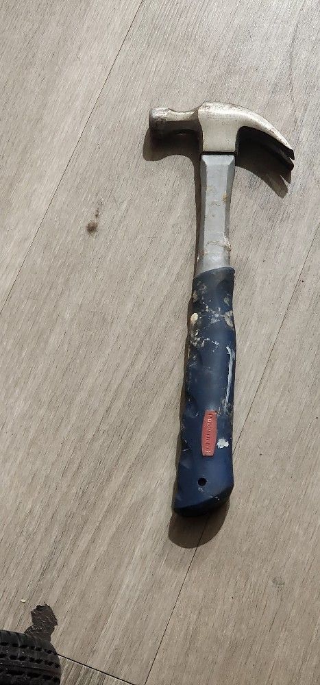 Rubbermaid 7 oz. Claw Hammer With Shock Resistant Handle & Finger Grip