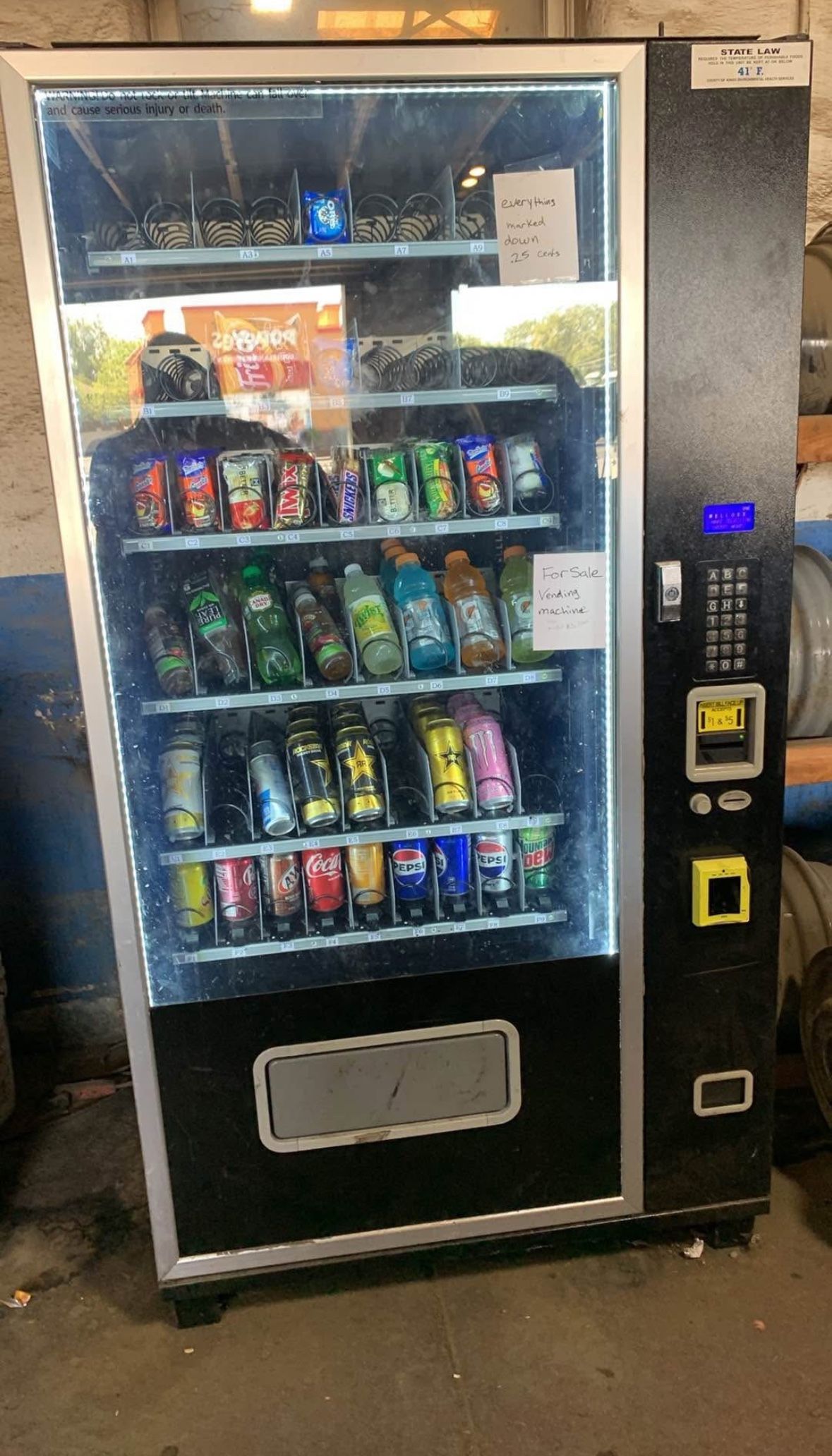 AMB350 Combo Snacks Vending Machine With A Credit Card Reader