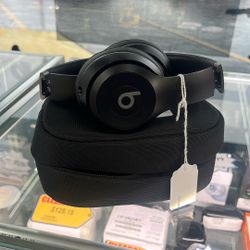 Beats Solo 4 with Case & Charger