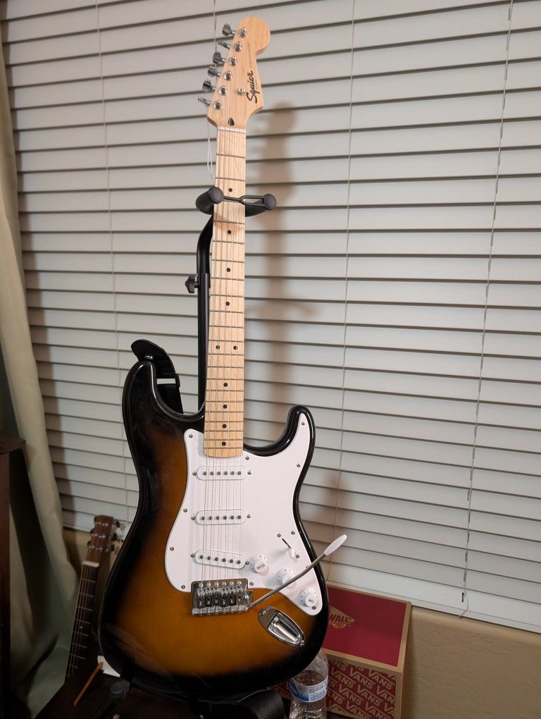Squier Stratocaster Guitar+ Fender Gig Bag