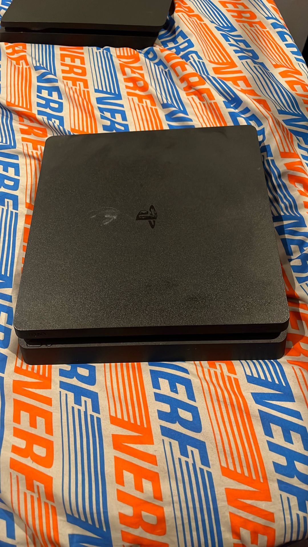 PS4 SLIM WITH CONTROLLER AND WIRES