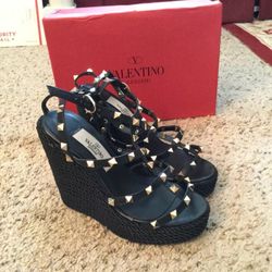 VALENTINO GARAVINI ROCKSTUD NUDE TAN PATENT PUMPS sz 37, NEW