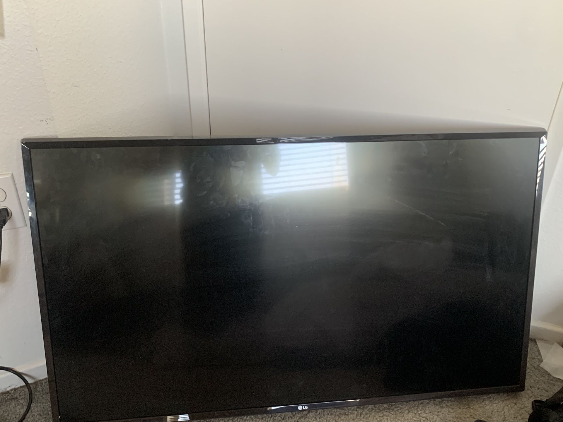 2017 LG TV 43”