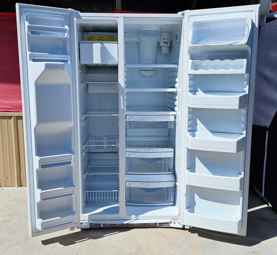 🔆🇺🇸☆GE☆🇺🇸🔆 White S-by-S Fridge in Perfect Condition 