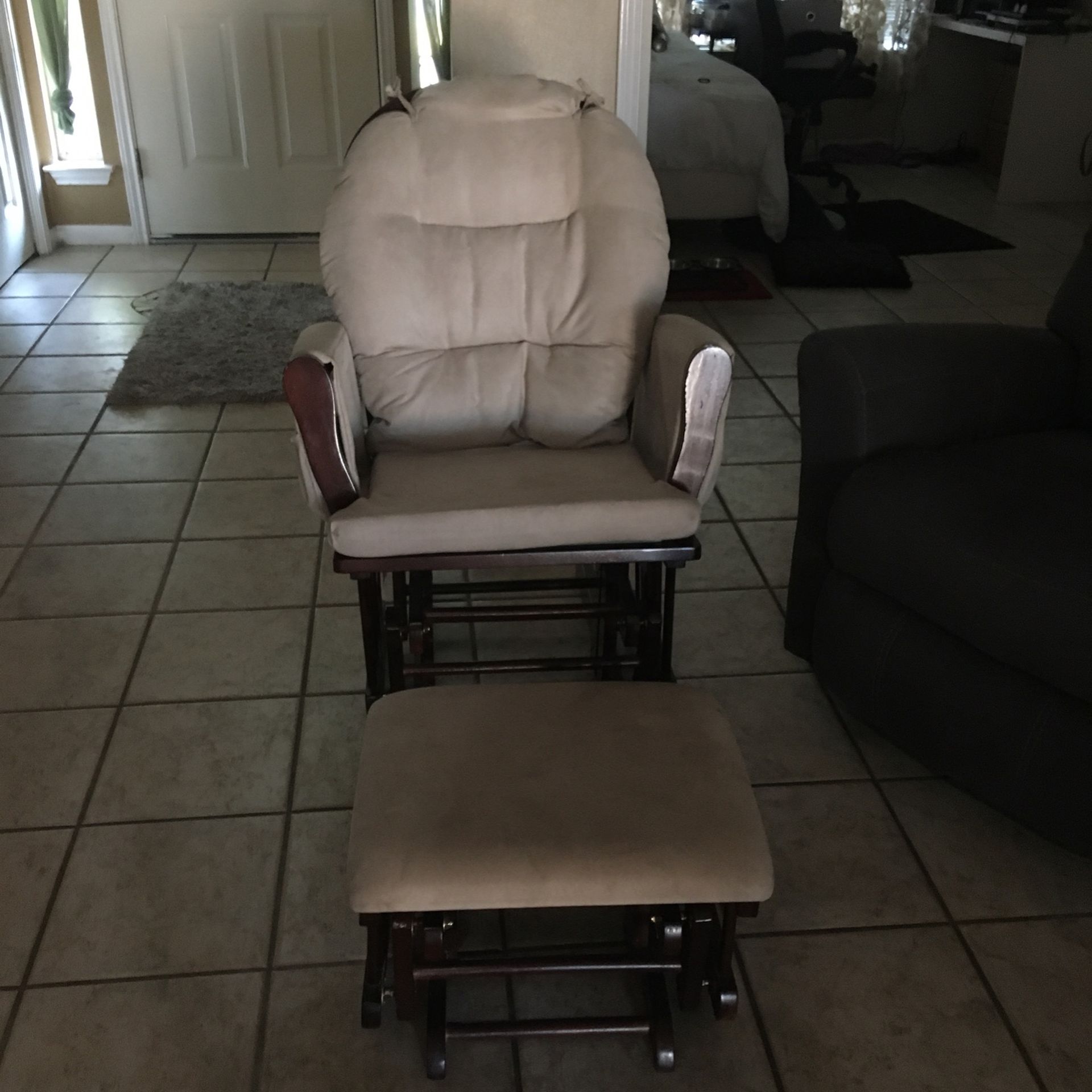 Mother’s Rocking Chair With Foot Stool