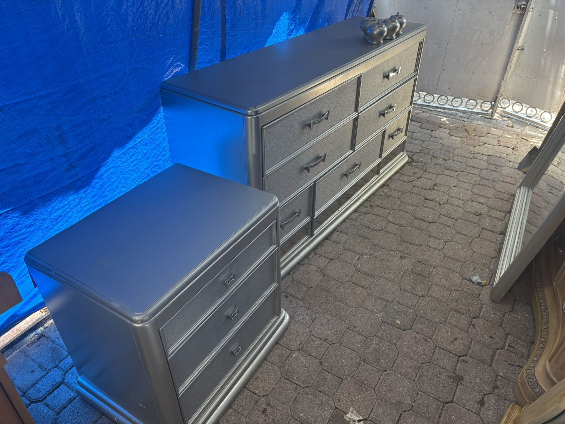 dresser whit mirror and end table
