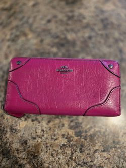 Pink Coach wallet with zipper peeling inside  #luxury #pink