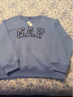 NWT Women’s Gap Sweatshirt