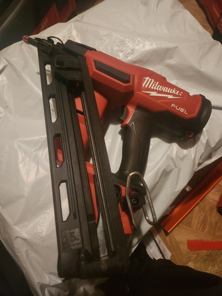 Milwaukee M18 Fuel 15 Gauge Red Nail Gun