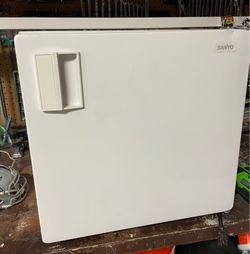 Sanyo small fridge