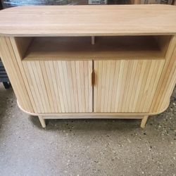 Beautiful Coastal Oak Fluted Buffet

Cabinet (Floor Model)
