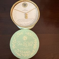 Spartina 449 pineapple charm necklace