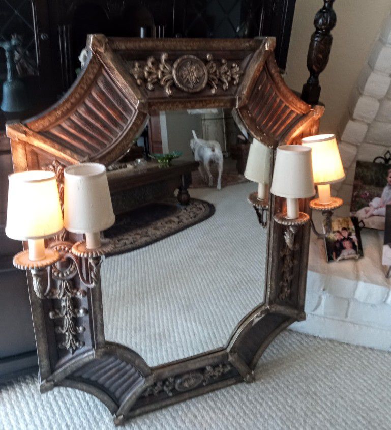 BEAUTIFUL VINTAGE MIRROR WITH LIGHTS 