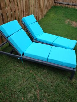 Lounge chairs with pads