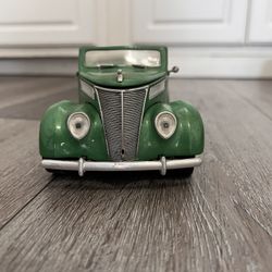 Diecast 1/18 scale Road Legends 1937 Ford Convertible 