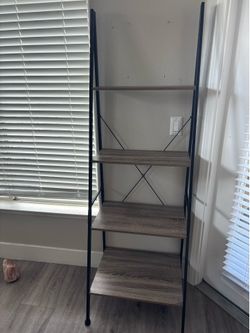 4-Tier Ladder Bookshelf – Excellent Condition