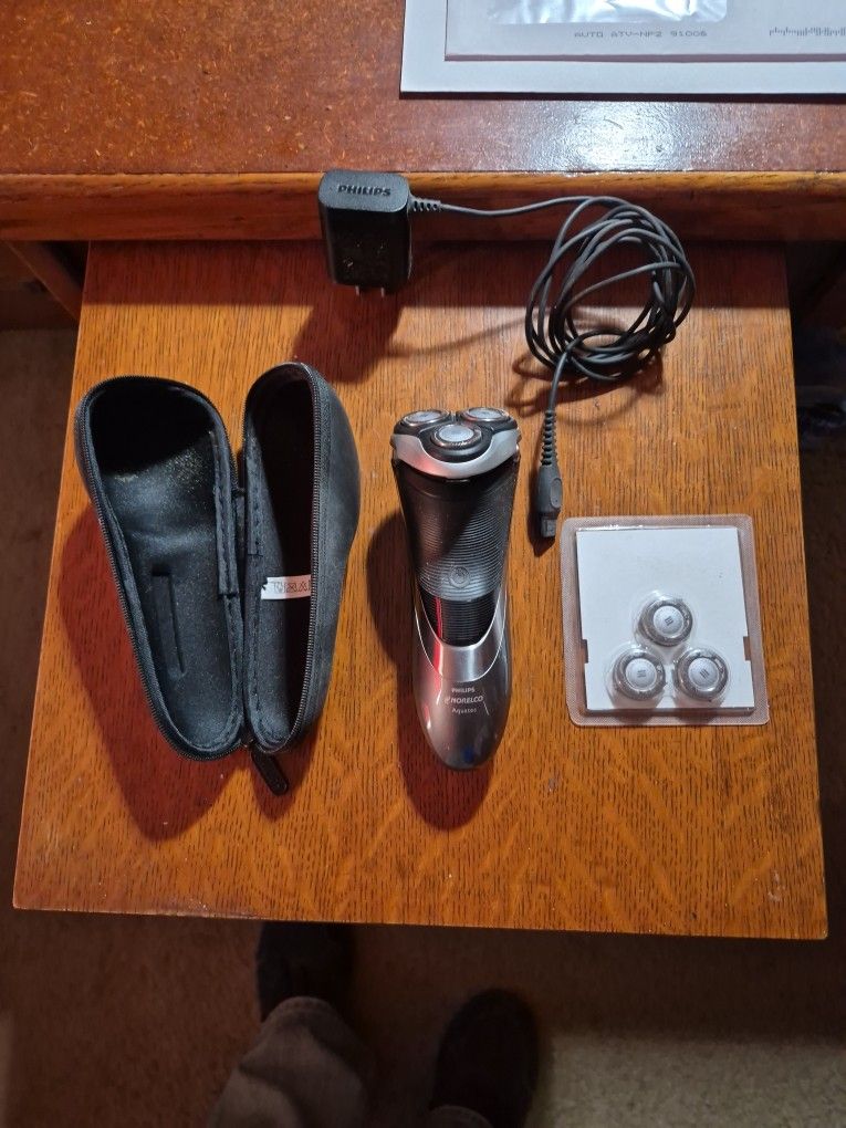 Shaver Men's Shaver Wet Or Dry Norelco With Extra Brand New Set Of Blades