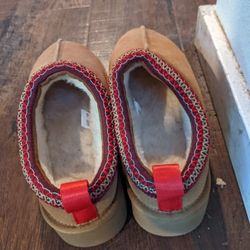Bear Paw women slippers. 