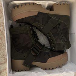 Women’s Steve Madden Nayra Camo Boots Size 8.5