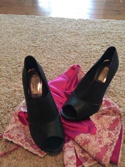 Vera Wang Size 8.5 Peep Out Heels