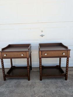 2 nightstands/ end tables