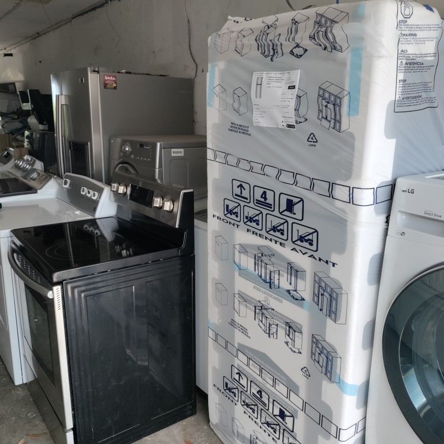 brand new and like new two-piece stainless package fridge and glass top stove with warranty