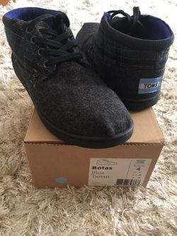Tom's Shoes/Boots Size 4Y