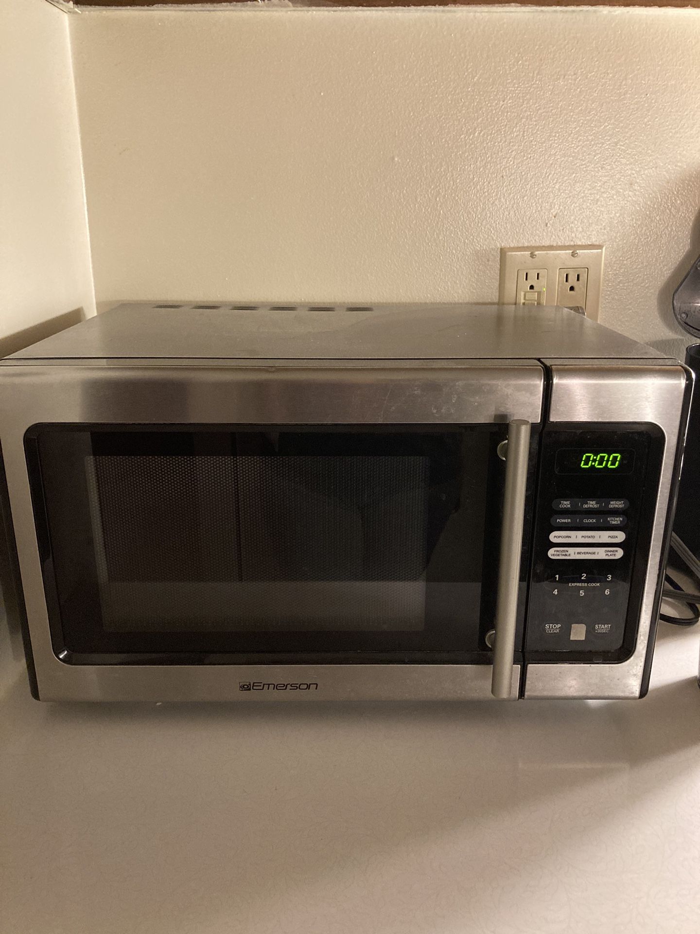 Emerson 900 Watt Microwave for Sale in West Hanover Township, PA OfferUp