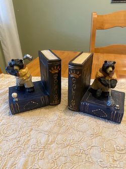 Resin bears playing golf bookends. 6 x 6 inches. Good condition. Rustic/ cabin / vintage.