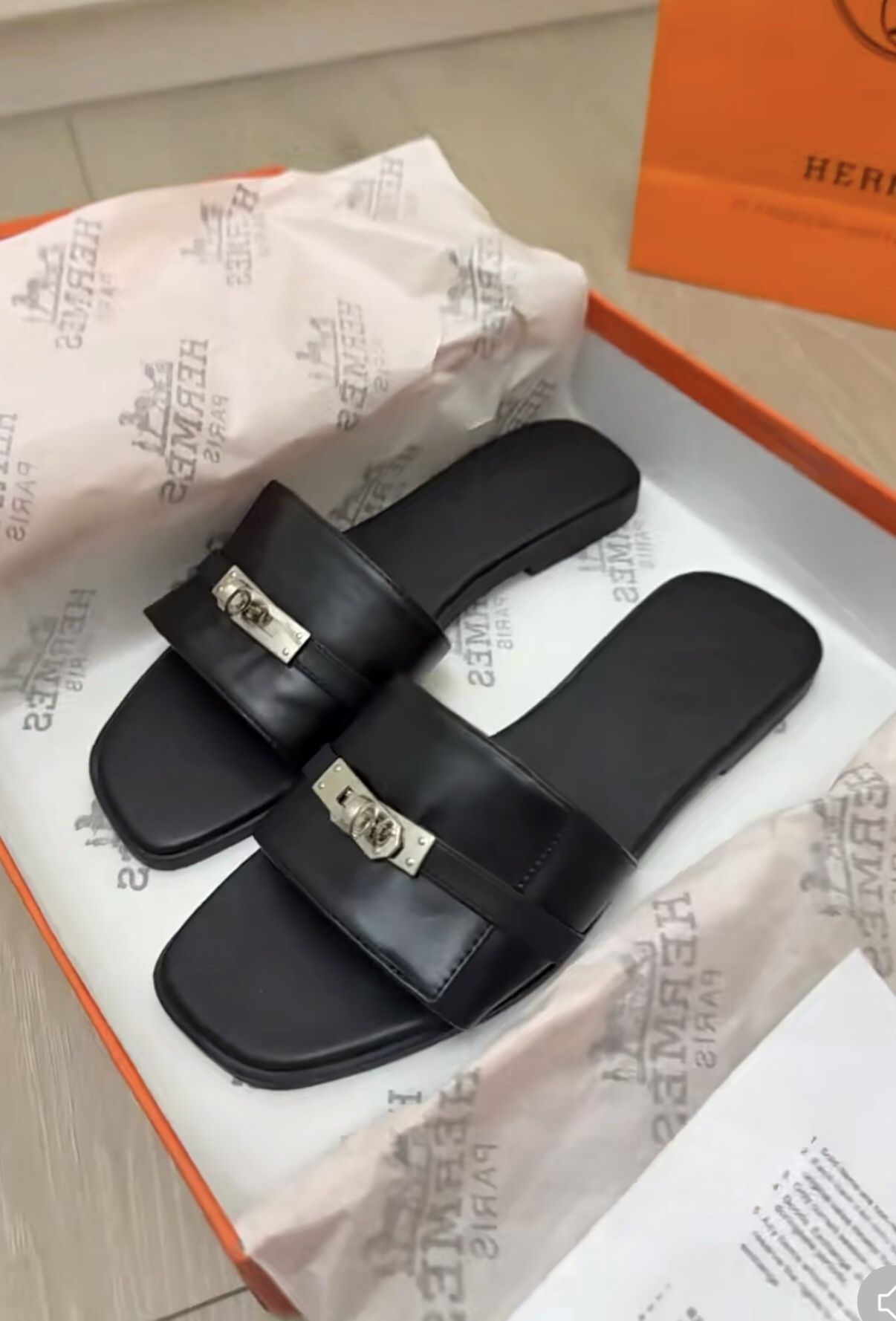 Fashionable women's slippers