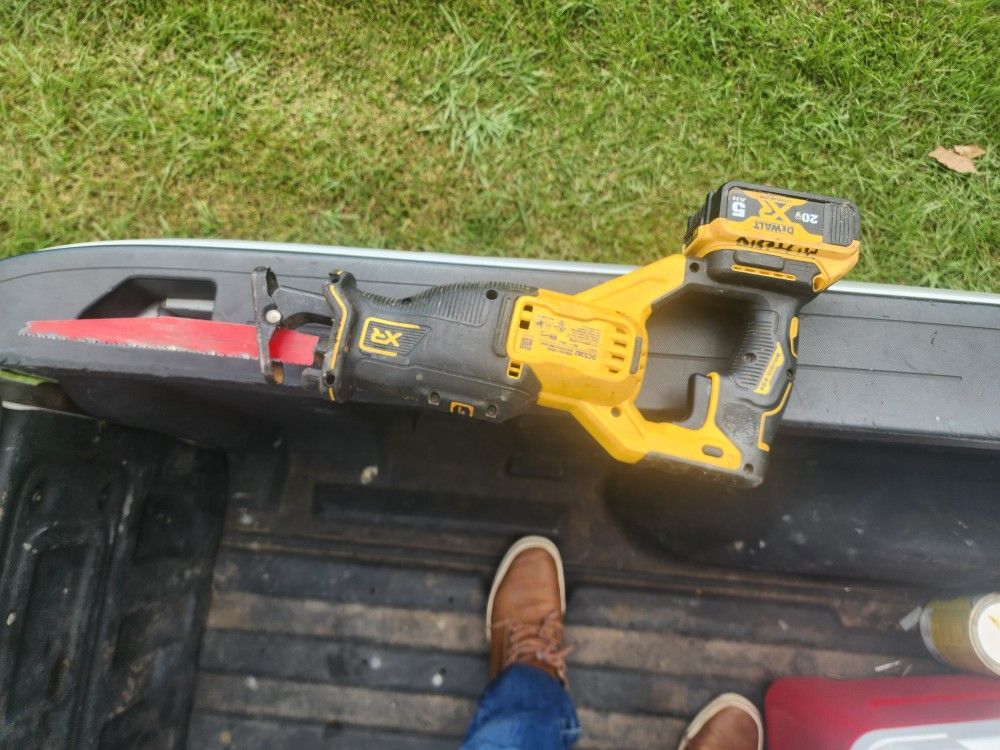 Sawzall With With Changer and 2 Small Batteries 