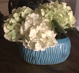 Blue ceramic center piece w/decor flowers
