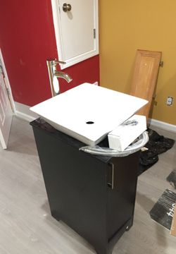 Nice sink and cabinet never used